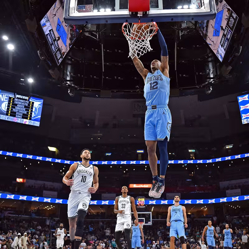 Ja Morant machacando el aro