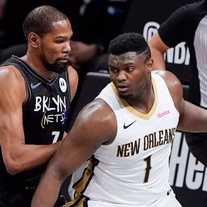 Kevin Durant, defendiendo a Zion Williamson