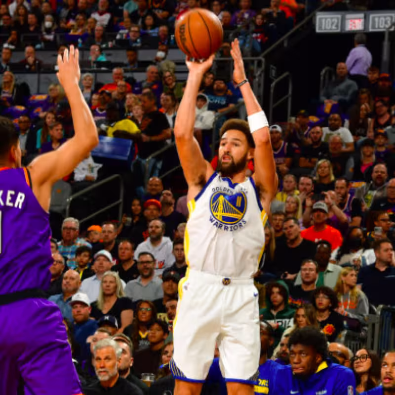 Klay Thompson, fallando un triple ante Devin Booker.