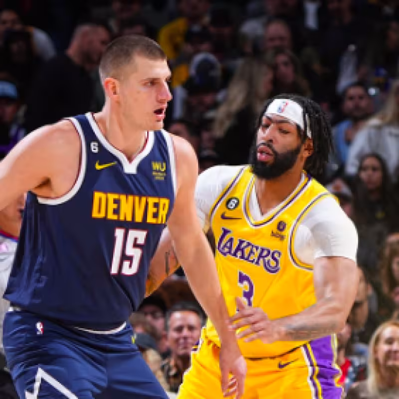 Nikola Jokic, frente a Anthony Davis, en el Lakers-Nuggets.