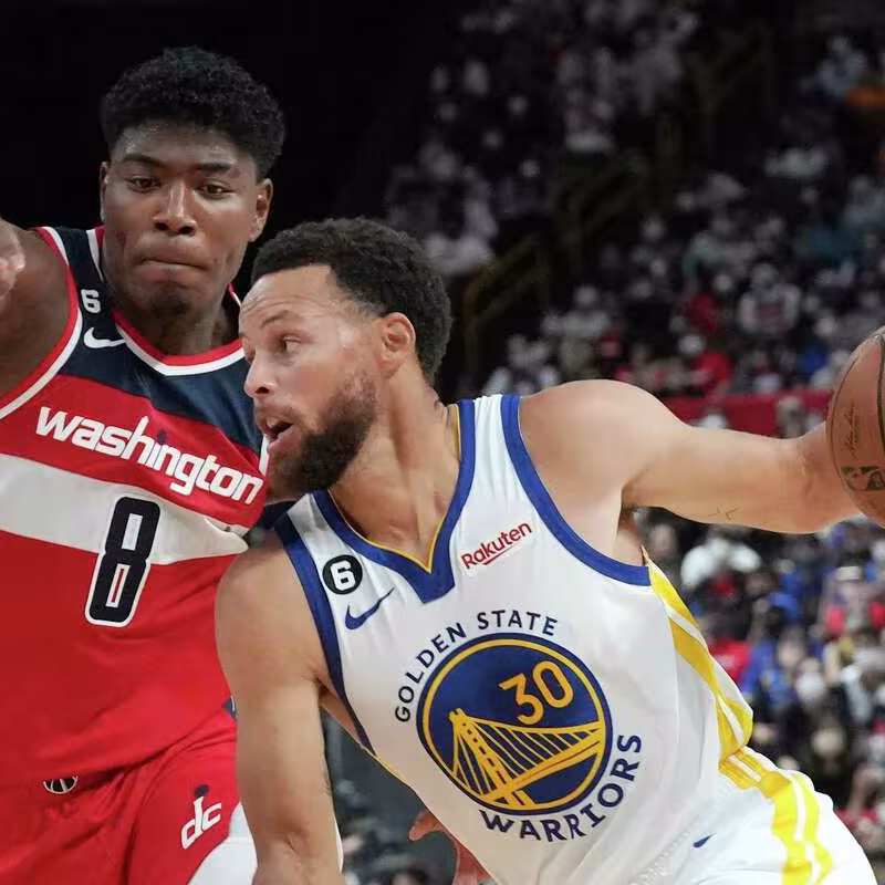 Stephen Curry, defendido por Rui Hachimura