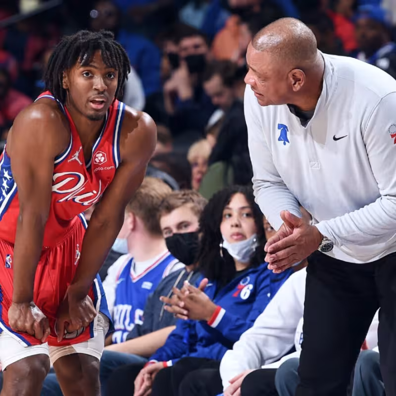 Doc Rivers dándole indicaciones a Tyrese Maxey