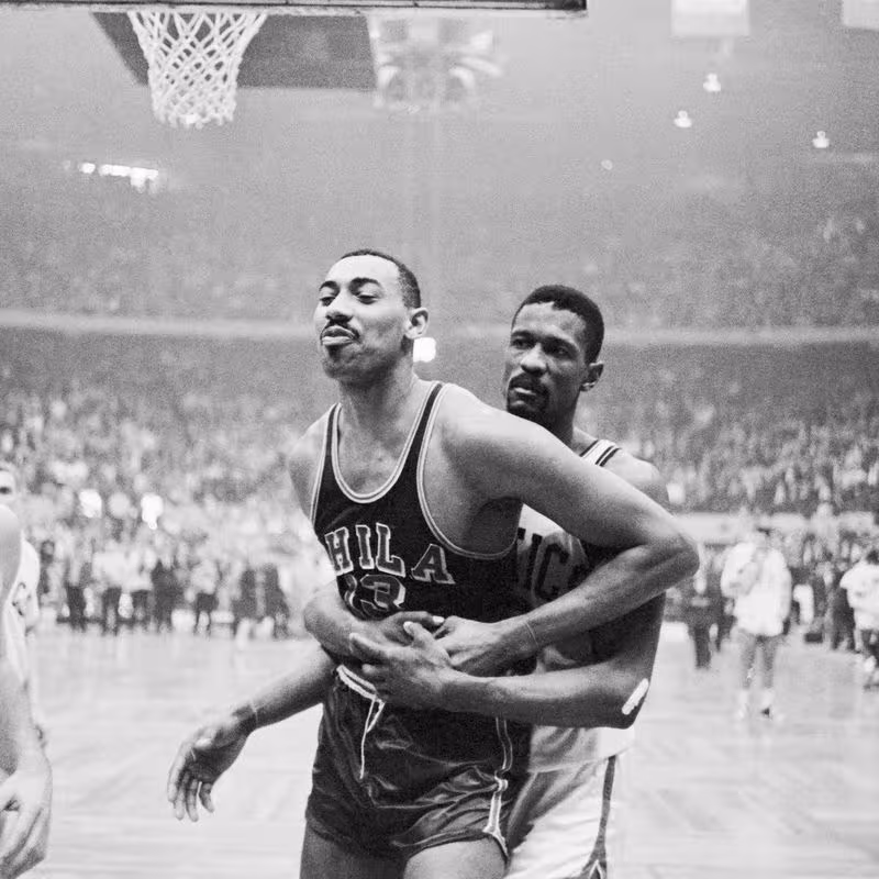 Wilt Chamberlain y Bill Russell, dos de los mejores pívots de la historia de la NBA