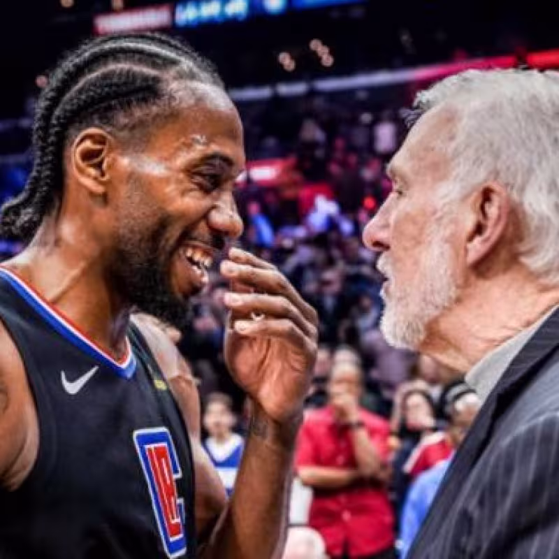 Kawhi Leonard y Gregg Popovich.