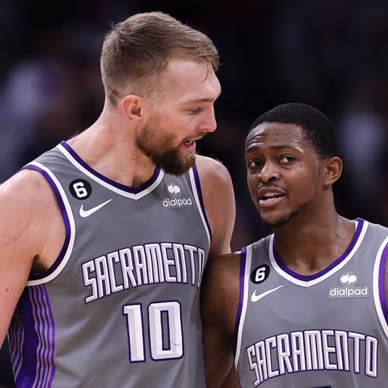 Domantas Sabonis y De'Aaron Fox, estrellas de Sacramento Kings.