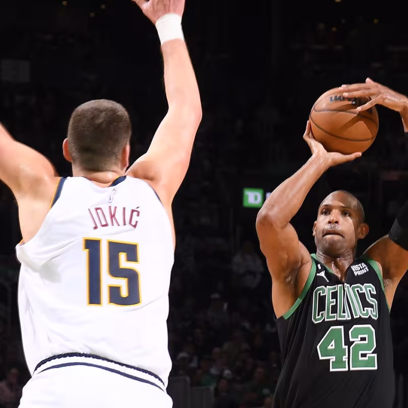 Al Horford, tirando delante de Nikola Jokic
