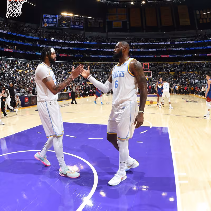 Anthony Davis y LeBron James chocando los 5