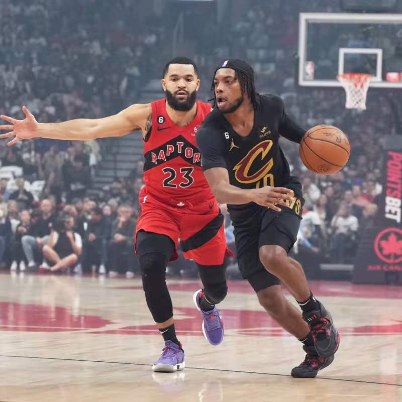 Darius Garland, defendido por Fred VanVleet