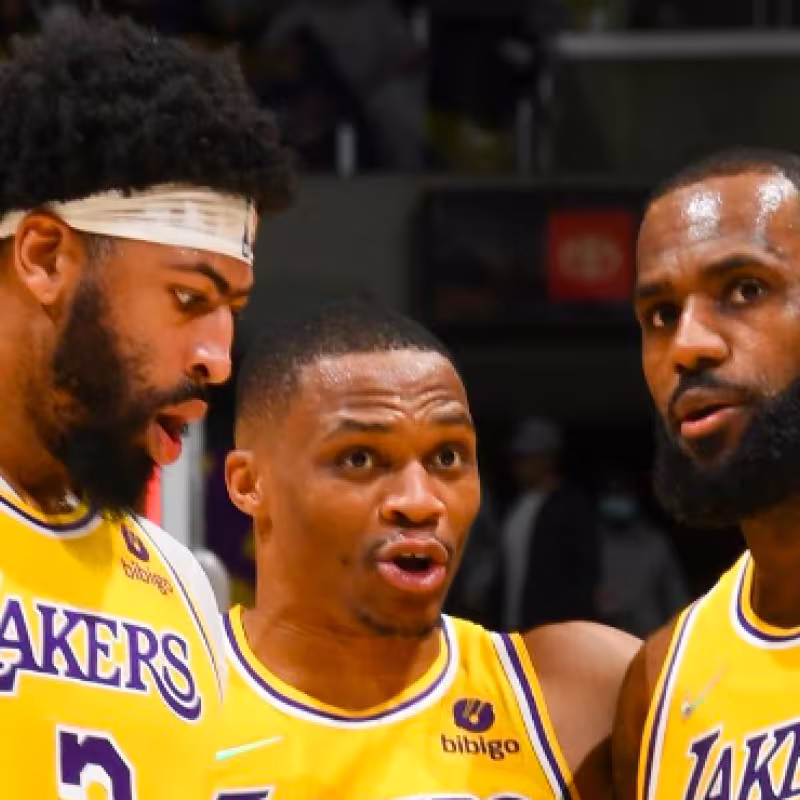 Anthony Davis, LeBron James y Russell Westbrook, jugadores de Los Angeles Lakers. 