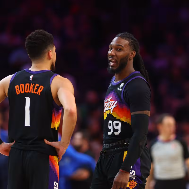 Devin Booker y Jae Crowder