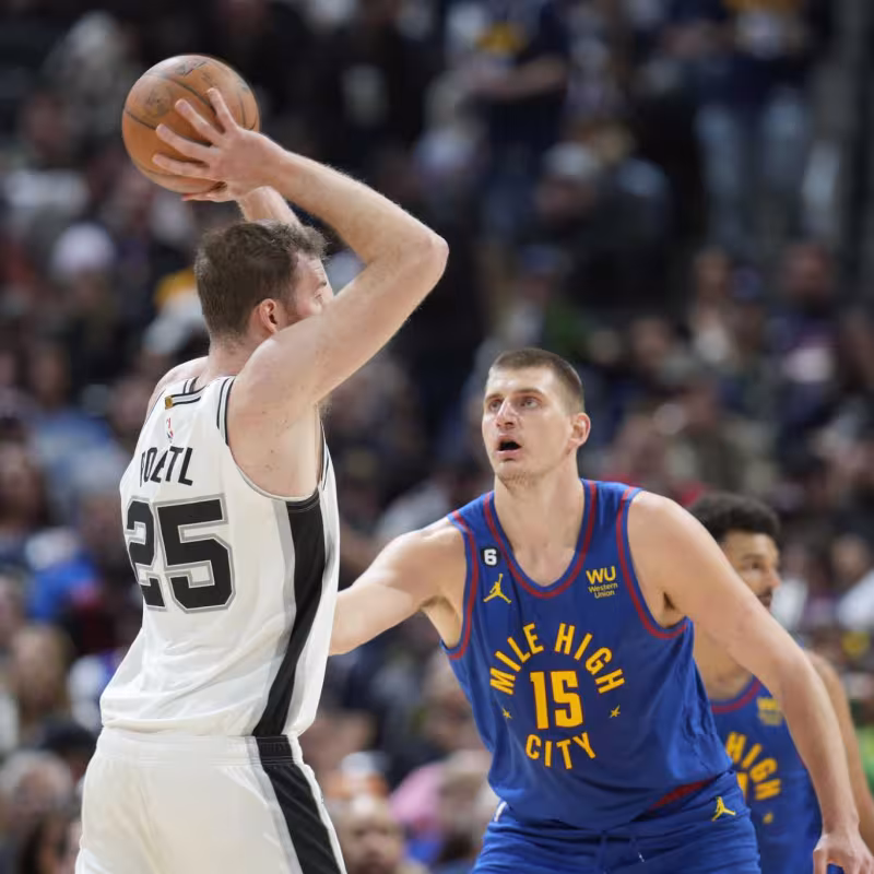 Jakob Poeltl, defendido por Nikola Jokic