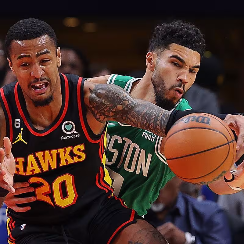 John Collins y Jayson Tatum disputando un balón