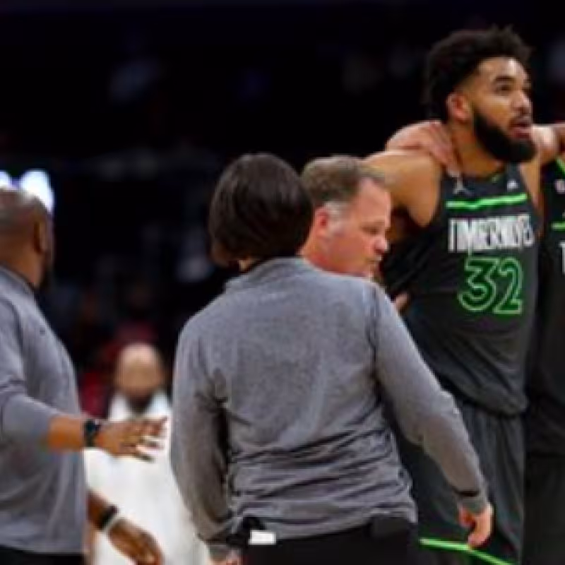Rudy Gobert acompaña a Karl Anthony-Towns tras la lesión.