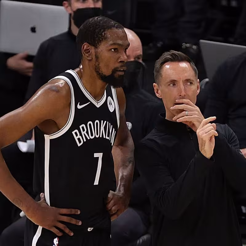Kevin Durant, junto a Steve Nash, ya exentrenador de Brooklyn Nets. 