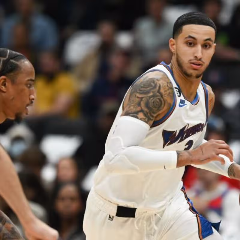 Kyle Kuzma, defendido por DeMar DeRozan y Nikola Vucevic