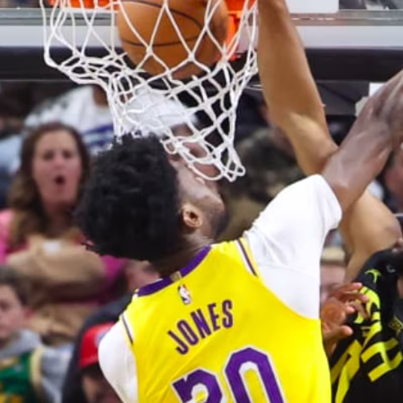 Talen Horton-Tucker, realizando un mate en la cara de Jones. 
