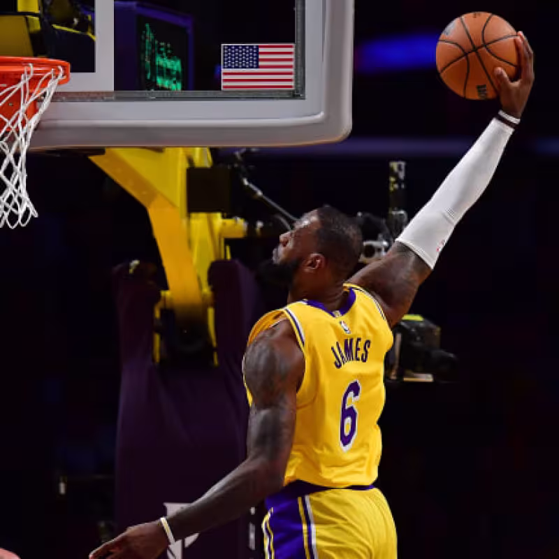 LeBron James, machacando el aro