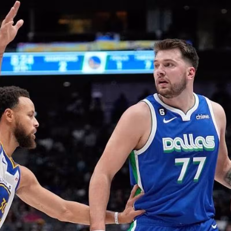 Luka Doncic, frente a Stephen Curry, en un Mavs-Warriors. 