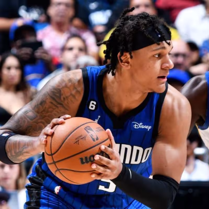 Paolo Banchero, defendido por Draymond Green