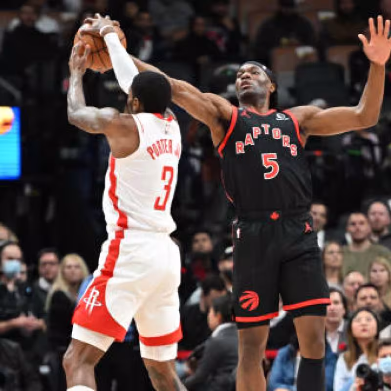 Precious Achiuwa, taponando un tiro de Kevin Porter Jr.