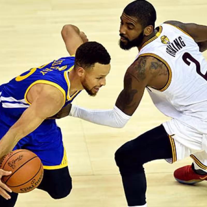 Stephen Curry, defendido por Kyrie Irving