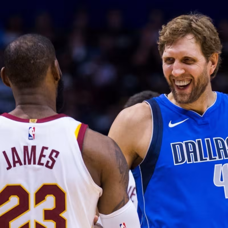 Dirk Nowitzki y LeBron James, leyendas de la NBA.