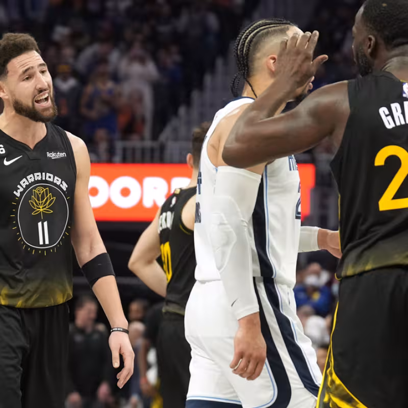Klay Thompson y Draymond Green, discutiendo con Dillon Brooks