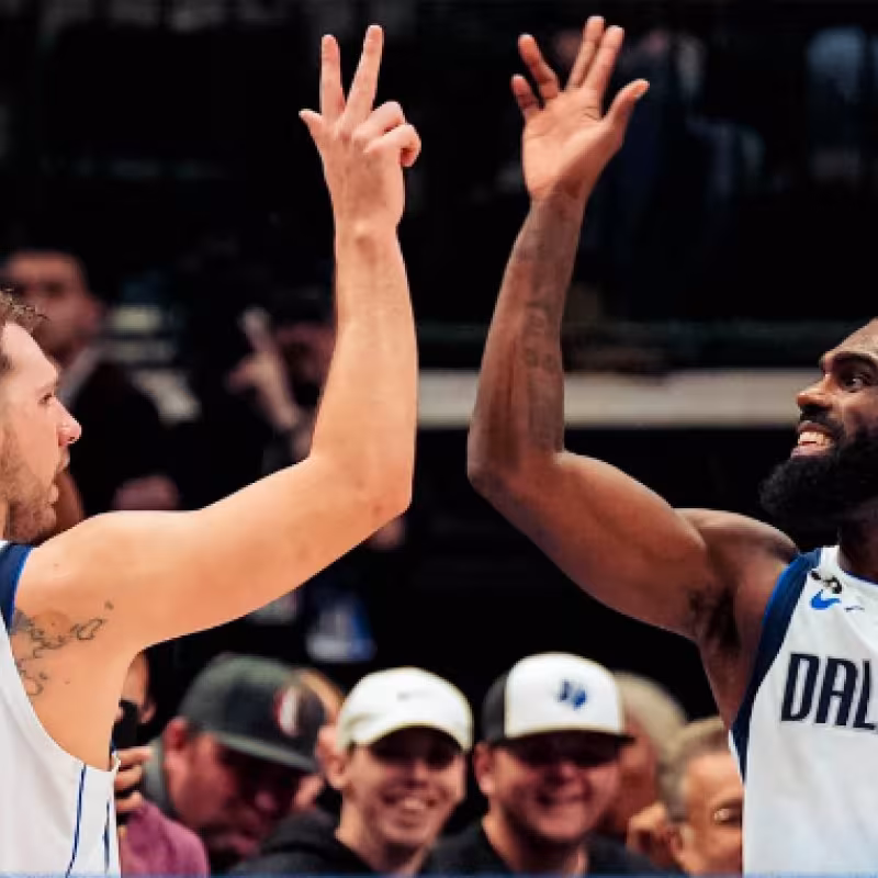 Doncic celebra una canasta de los Mavs junto a Hardaway.