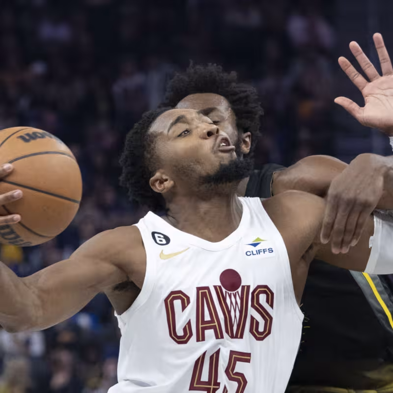 Donovan Mitchell, defendido por Andrew Wiggins