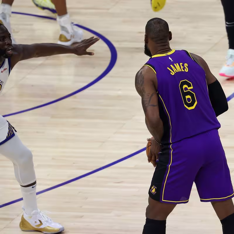 LeBron James, defendido por Draymond Green