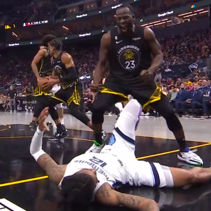 Draymond Green celebra ante Ja Morant.