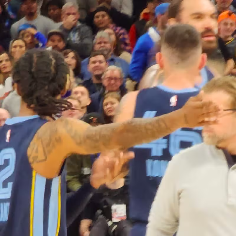 Ja Morant, siendo expulsado.