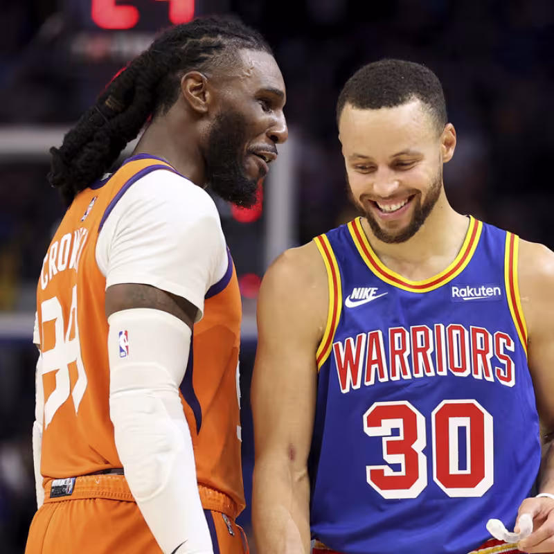 Jae Crowder y Stephen Curry, en un Phoenix Suns - Golden State Warriors