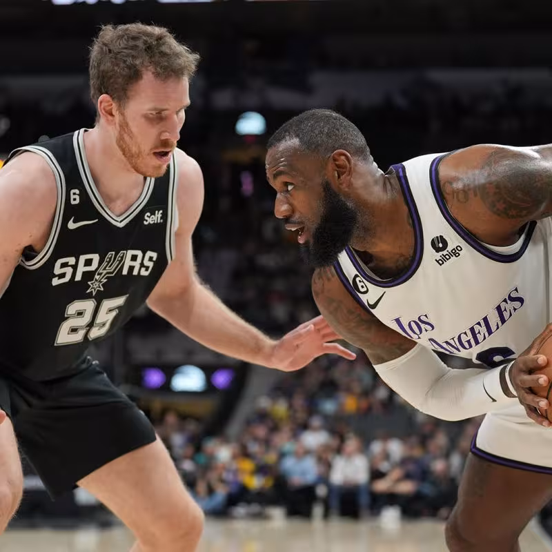 LeBron James, defendido por Jakob Poeltl