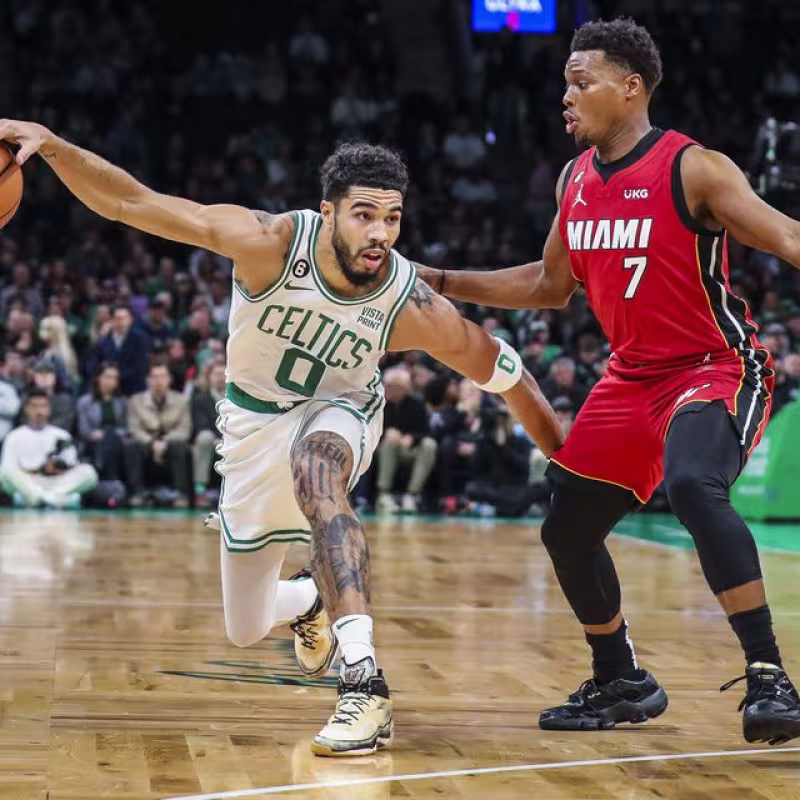Jayson Tatum, defendido por Kyle Lowry