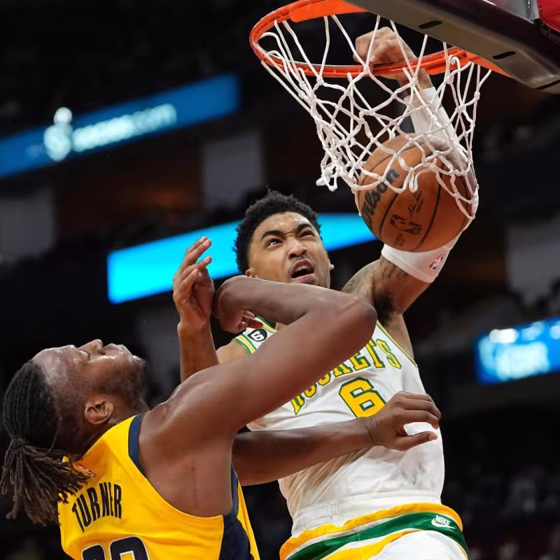 KJ Martin, posterizando a Myles Turner