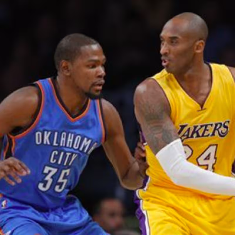 Kevin Durant, frente a Kobe Bryant, en un OKC-Lakers.
