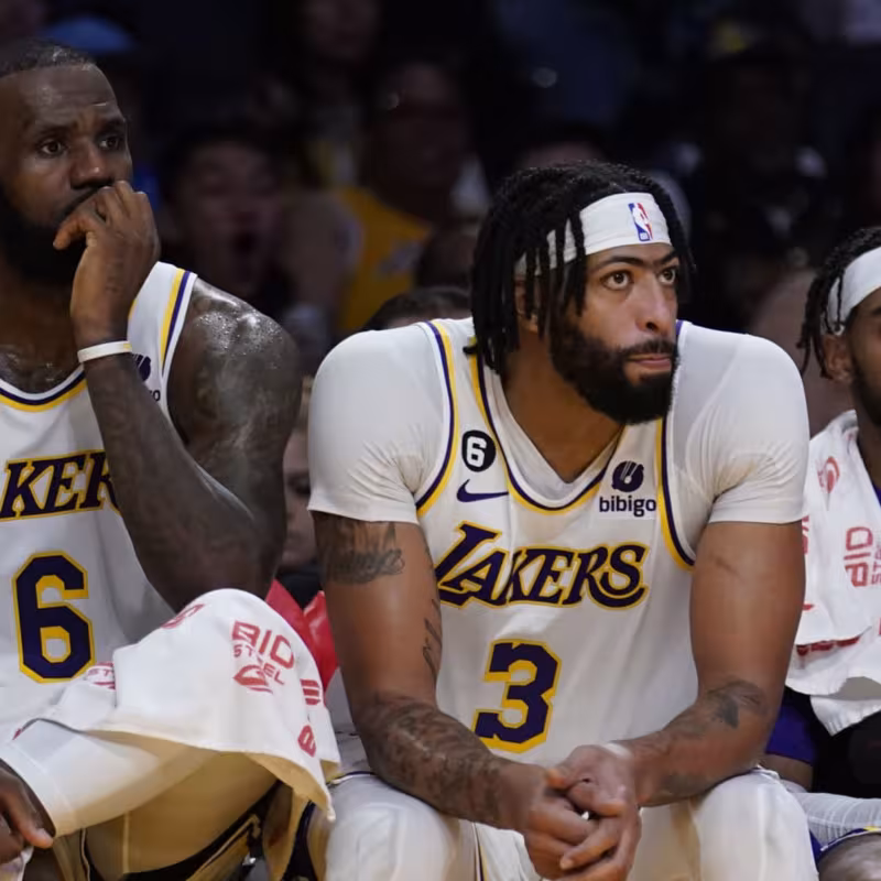LeBron James y Anthony Davis, observando el partido desde el banquillo