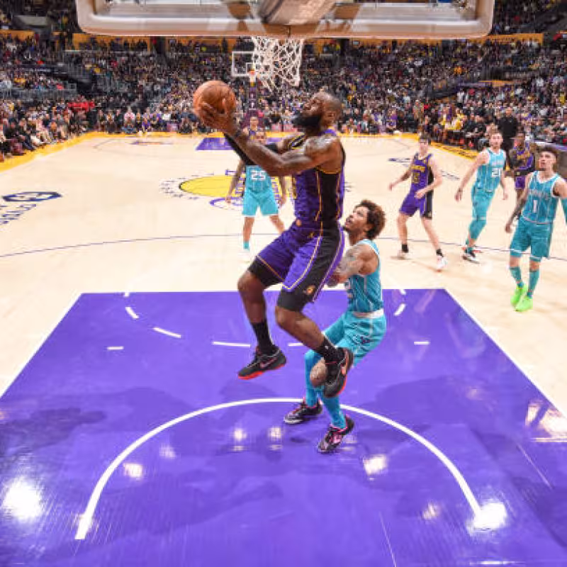 Lebron James, cruel final ante Hornets. Foto: gettyimages