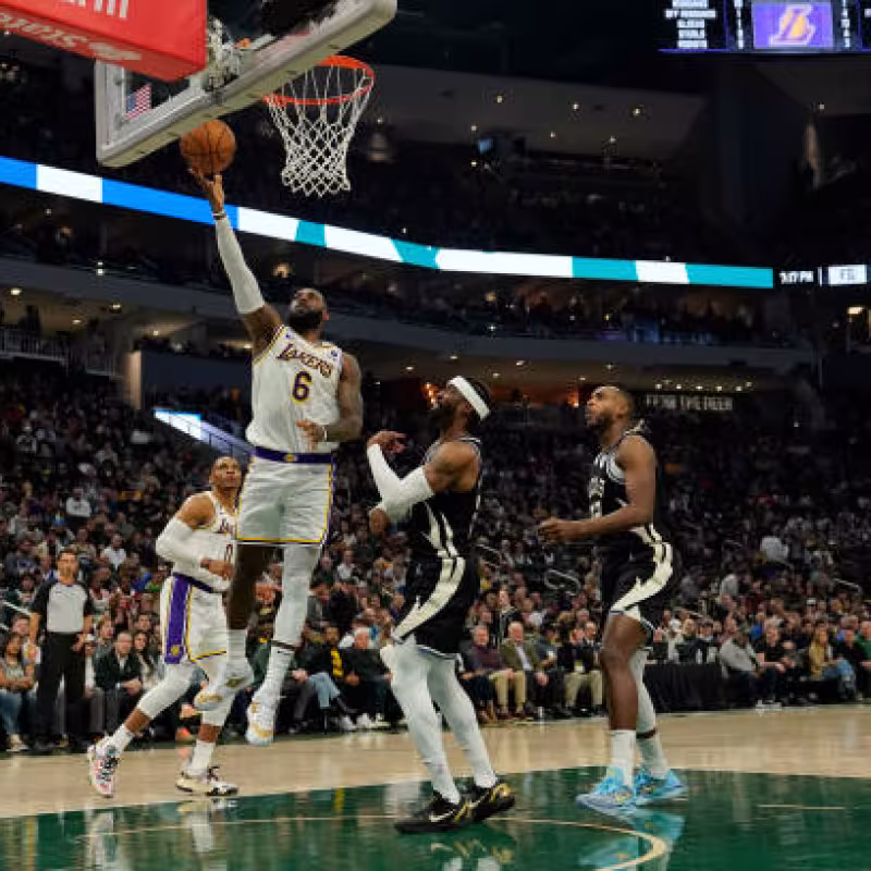 Lakers ganan a Bucks. Foto: gettyimages