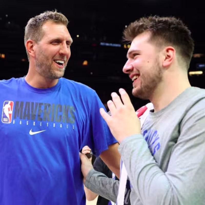Luka Doncic y Dirk Nowitzki, leyendas de Dallas Mavericks. 