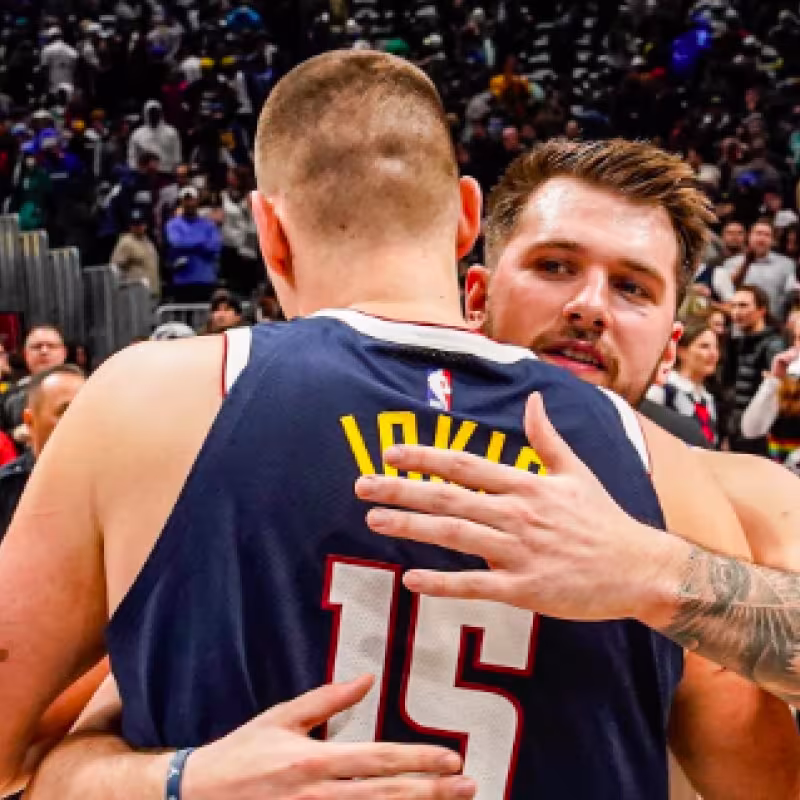Nikola Jokic y Luka Doncic, tras el partido de la pasada madrugada.