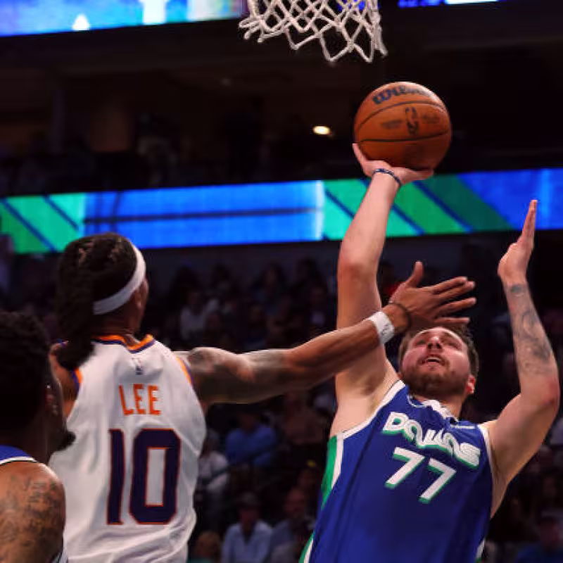 Luka Doncic abusa de Phoenix Suns. Foto: gettyimages