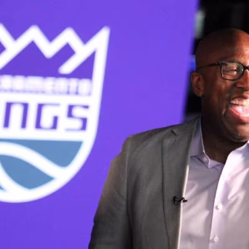 Mike Brown, entrenador de Sacramento Kings.