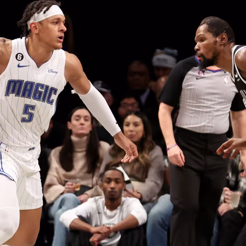 Paolo Banchero, defendido por Kevin Durant