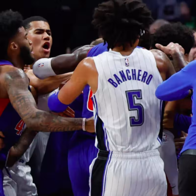 Brutal pelea en el Pistons-Magic. 