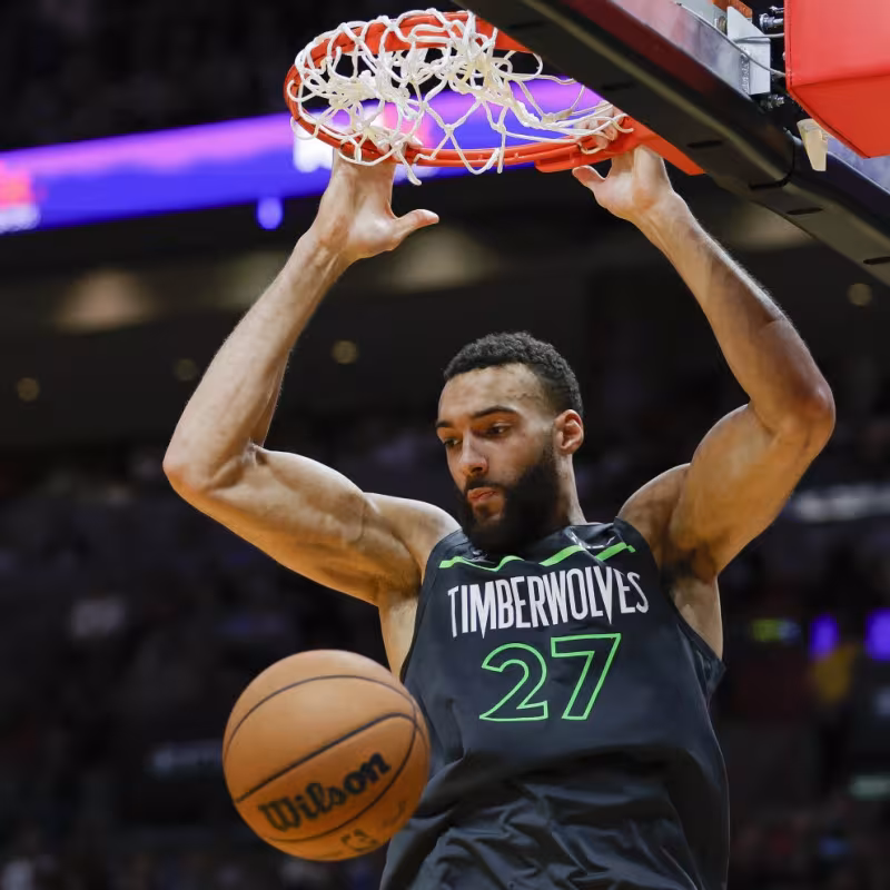 Rudy Gobert, machacando el aro
