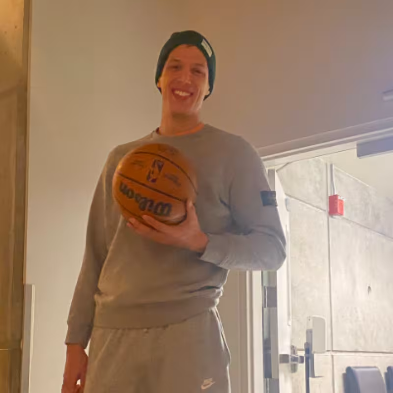 Simone Fontecchio, jugador de Utah Jazz, llevándose a casa el balón del partido.