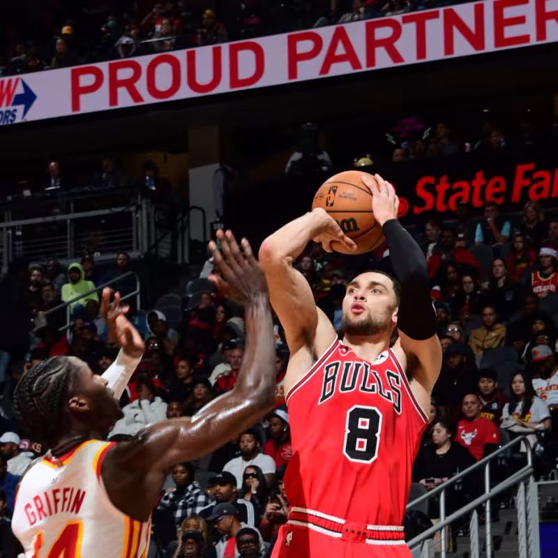 Zach LaVine, defendido por AJ Griffin