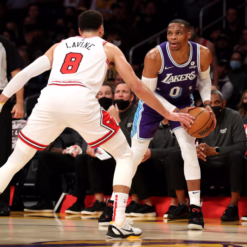 Russell Westbrook, defendido por Zach LaVine